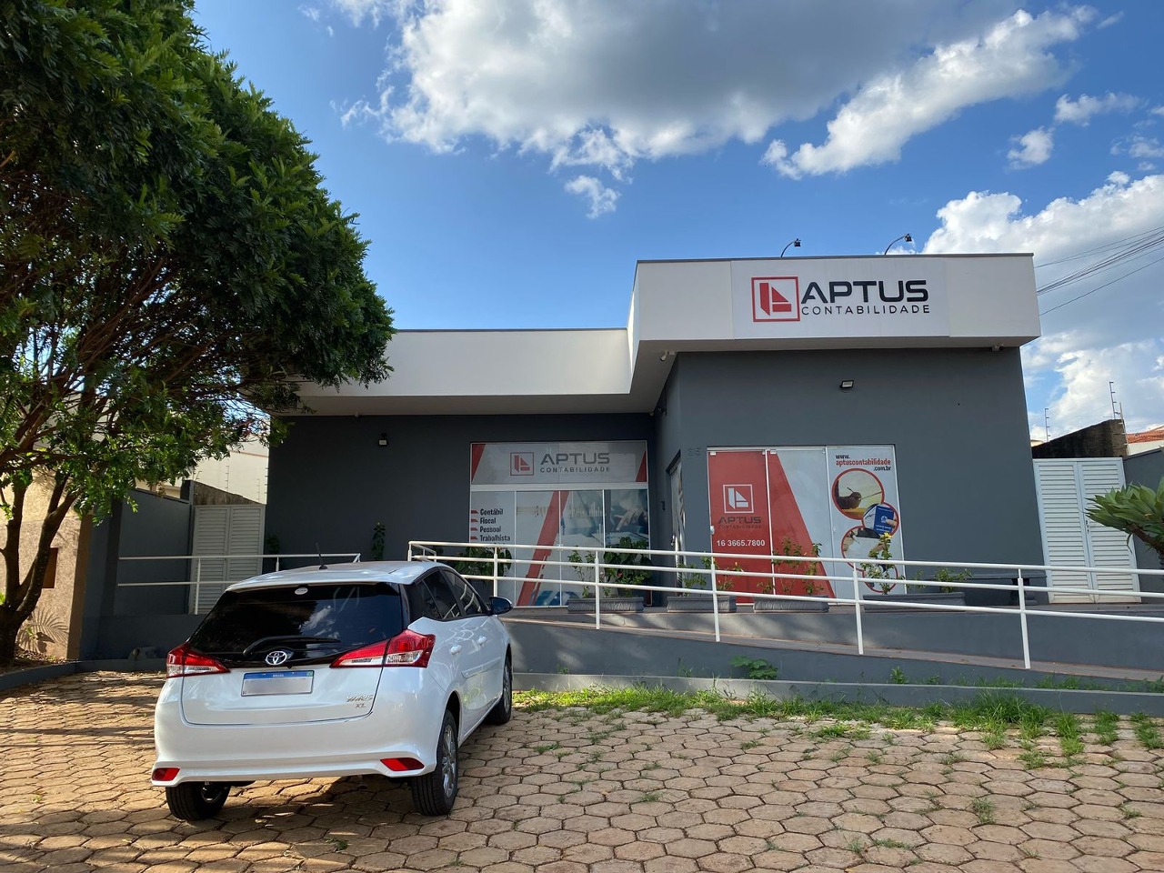 Fachada da Aptus Contabilidade em Altinópolis